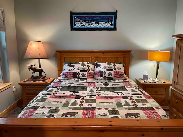 Dormitorio con cama tamaño queen