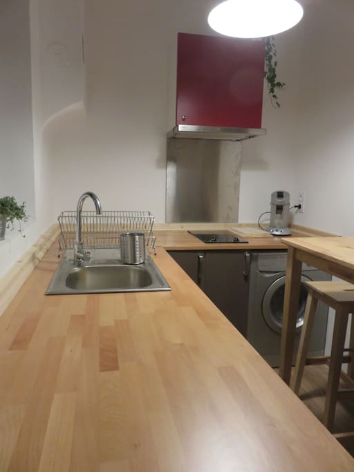 Table haute et chaise haute (sur la droite) pour manger en hauteur