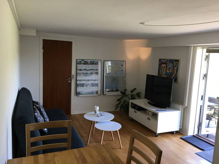 Stue og køkken i et med udgang til egen terrasse og fælles have.