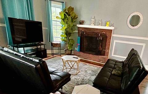 Luxury Charm by the Charles. 3Bed 2Bath and office