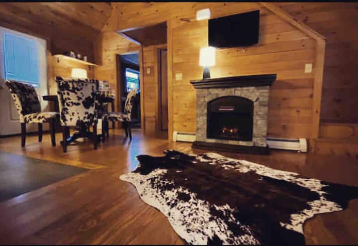 Pinewood Lodge | Dog-friendly Log Cabin - Sunapee, NH