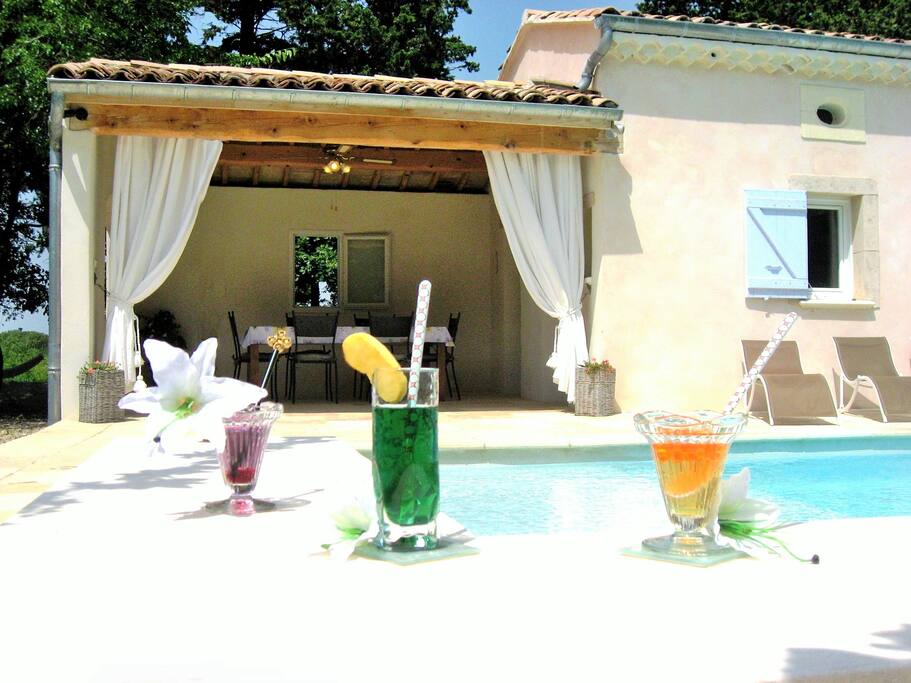Un cocktail au bord de la piscine?...
