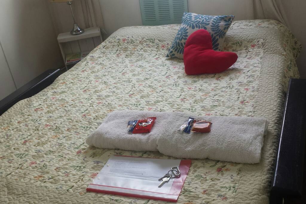 Habitación lista, con toallas, llaves del apartamento, una guía de Montevideo que hicimos nosotros y alfajores de bienvenida