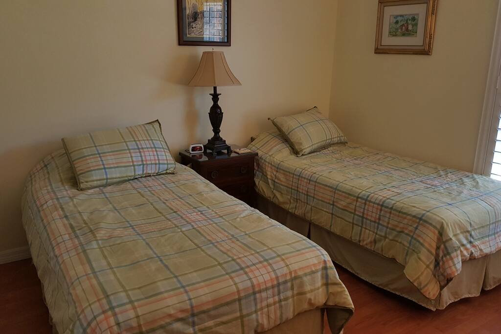 Bedroom 2 with twin beds
