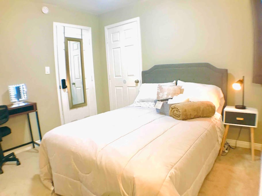 Airbnb Full Bed/Vintage Common/Walk to Downtown