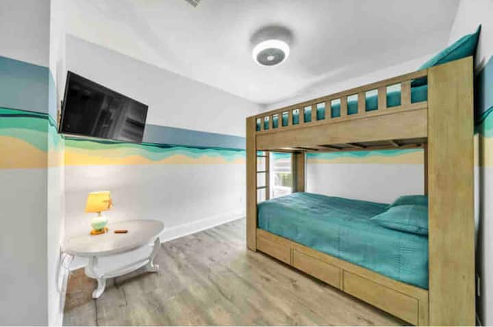 Full over full, SOLID - Restoration Hardware bunk bed, wall mounted TV located for bottom and top bunk viewing, game table and a touch sensor night lightlight. האור המיוחד עם מאוורר תקרה סגור מוסיף רוח קרירה לחדר הזה, בבטחה. 