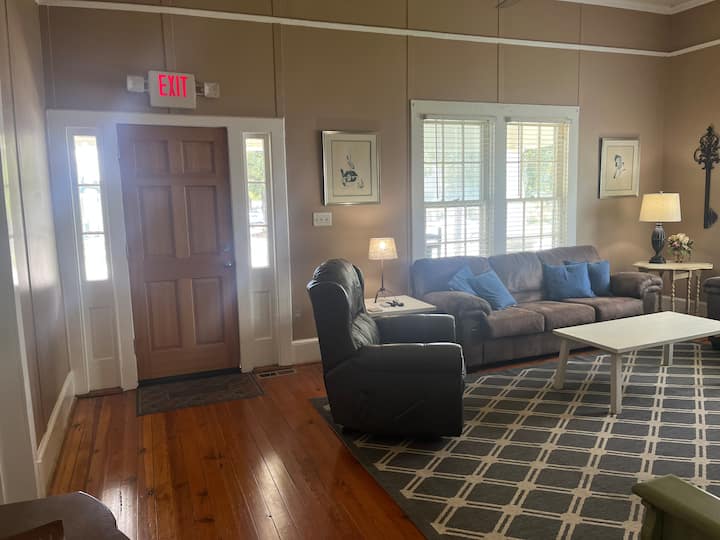 In -Town “Treehouse”. Comfortable 1925 Bungalow - Statesboro, GA