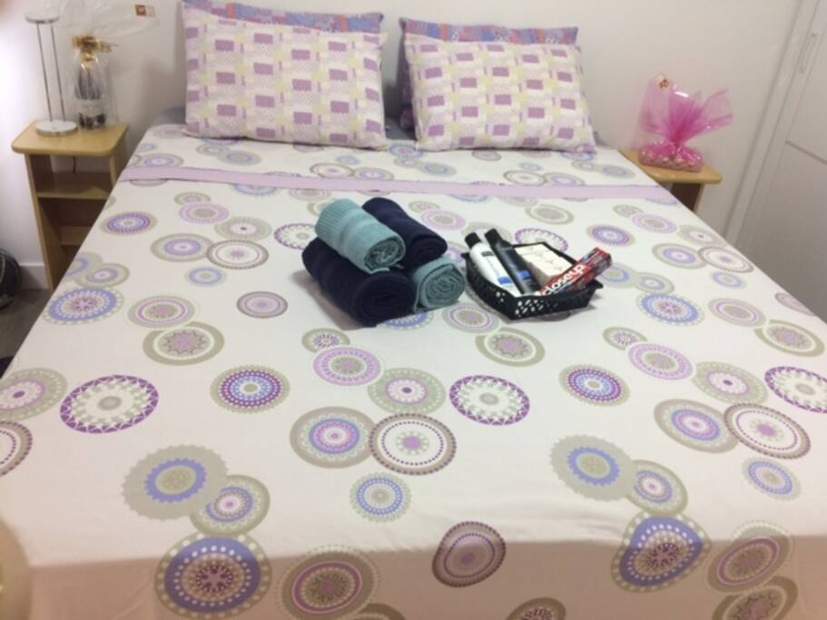 Quarto clean, espaçoso e confortável