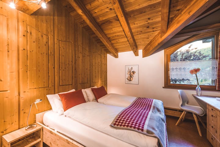 K dispozícii sú 4 dvojlôžkové spálne, 3 kúpeľne a sauna.