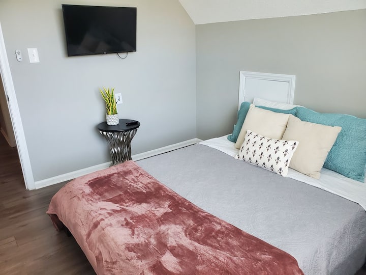 Ზემოთ, დამატებითი საძინებლის სმარტ-ტელევიზორი, ამაოება ოთახში 