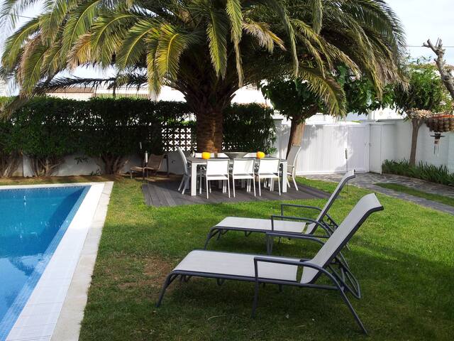 005 Villa with swimmingpool gallery image 3