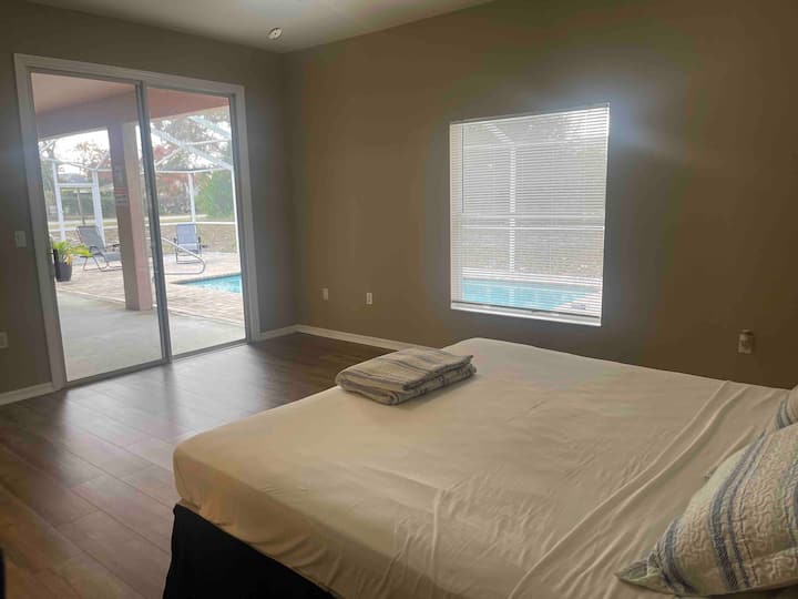 Mlango wa kuteleza kwenye bwawa katika chumba cha kulala cha Master