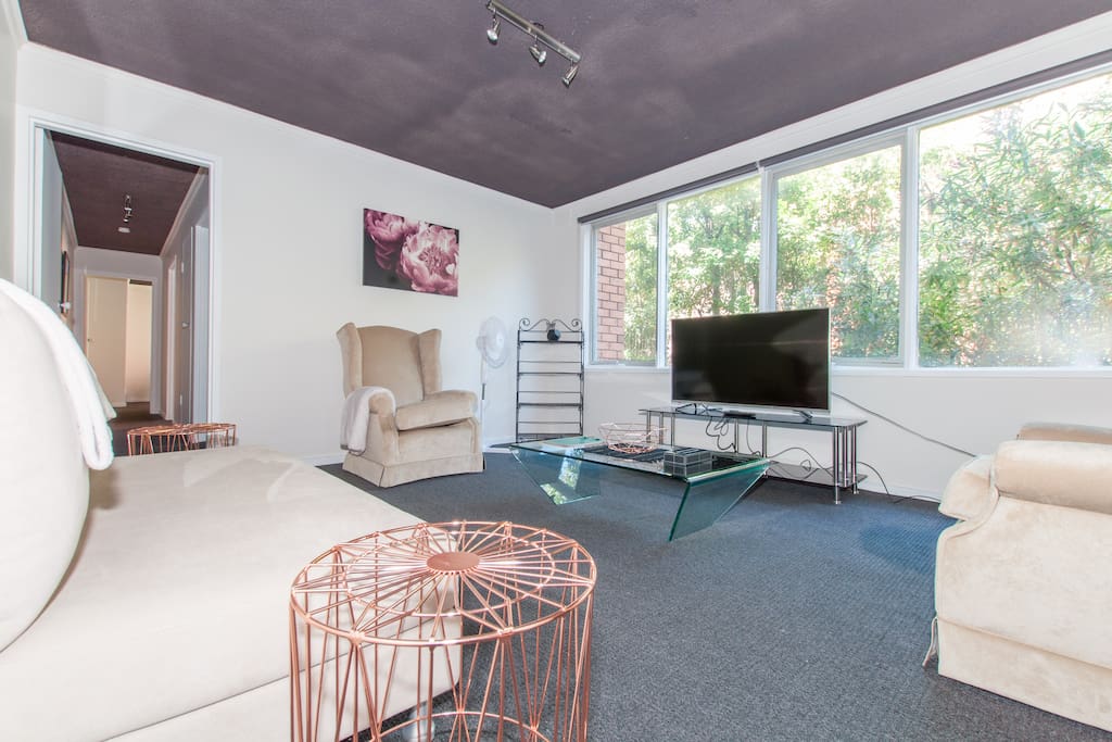 Convenient location, and everything looked exactly as shown in the photos. - Felicia
March 2018