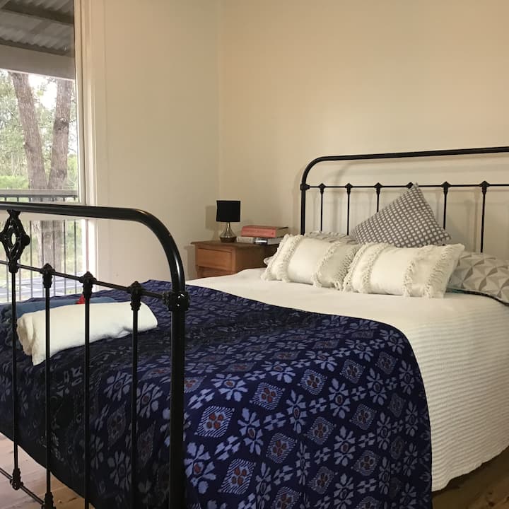 Მთავარი საძინებელი ორადგილიანი საწოლით. გაისეირნეთ ხეებიდან ტბისკენ. აქვს ჭერის ვენტილატორი , საძინებლის ტუმბო, გარდერობი და უჯრების კომპლექტი. 