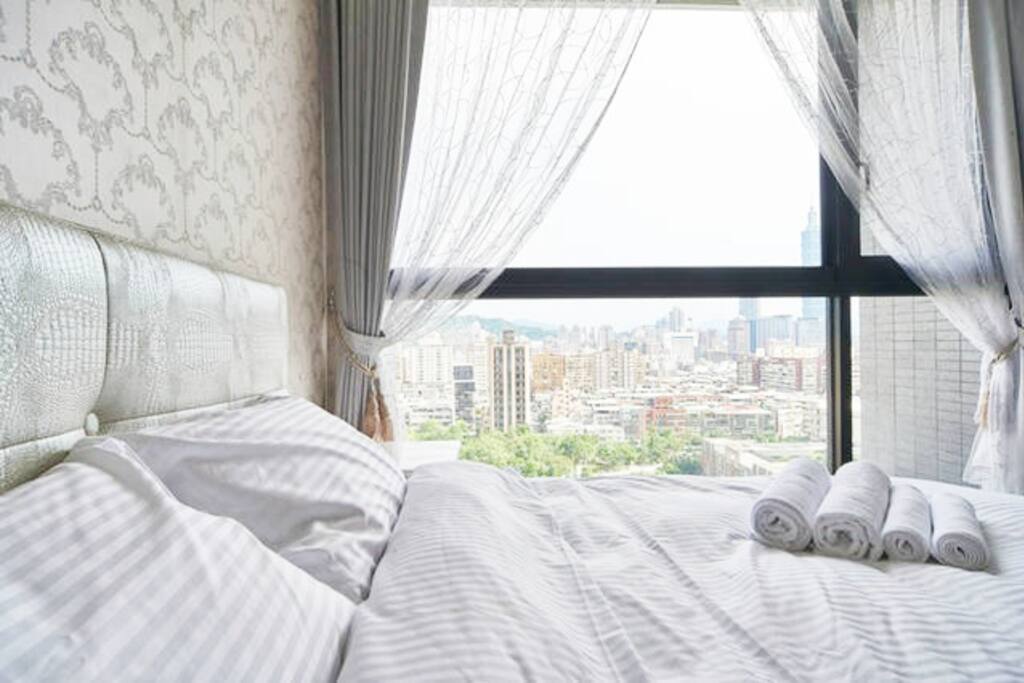大面落地窗一望无际的视野,可以躺在床上看101
Omo-ceiling windows endless horizons, you can lie in bed watching 101
