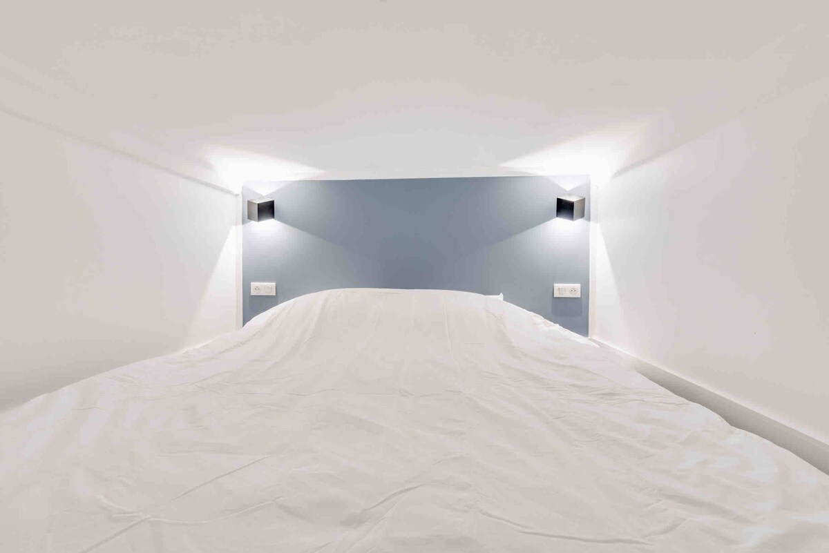 Priestor na spanie v medziposchodí s manželskou posteľou 160 x 200 cm pre dve osoby.