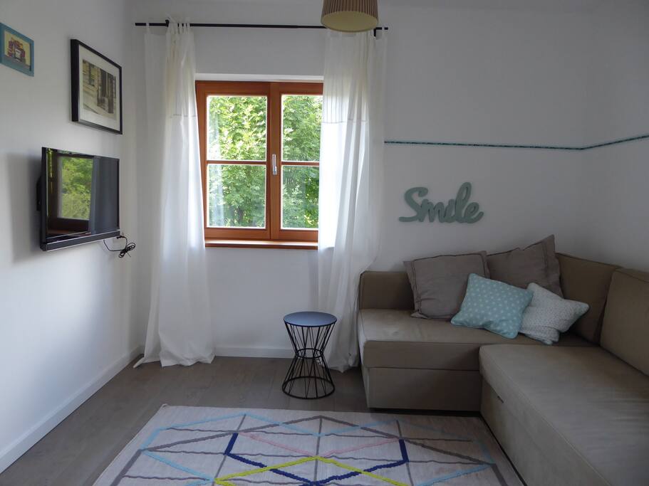 Das Wohnzimmer mit Blick auf den Fluss.