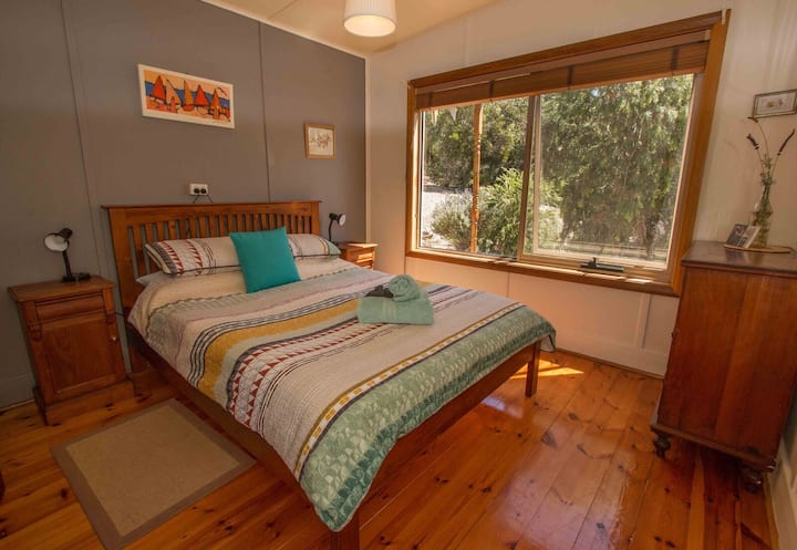 Main bedroom queen bed 