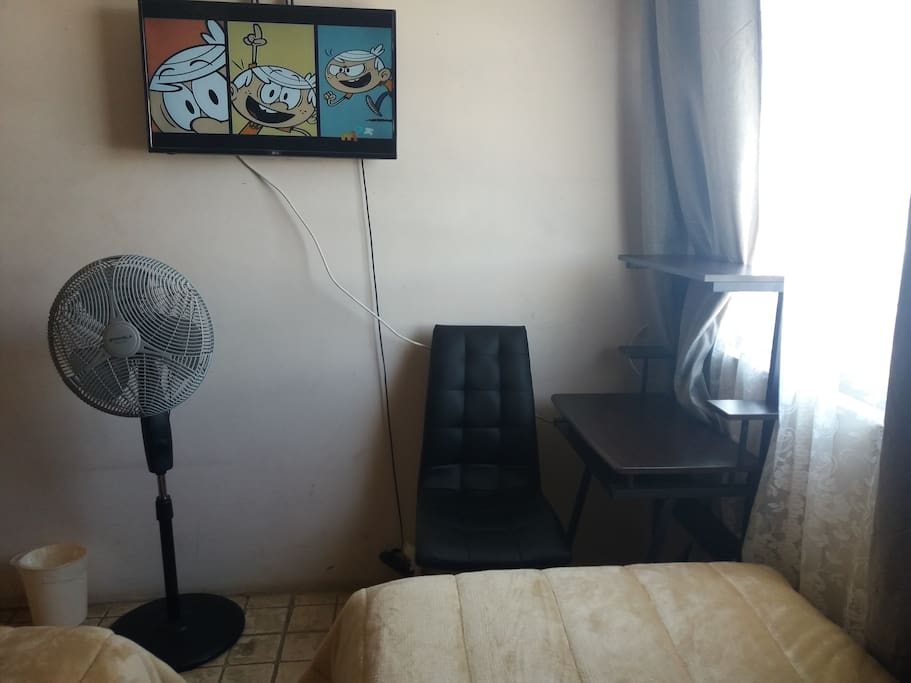 Mesa para computador y silla muy cómoda para trabajar, en cada dormitorio.