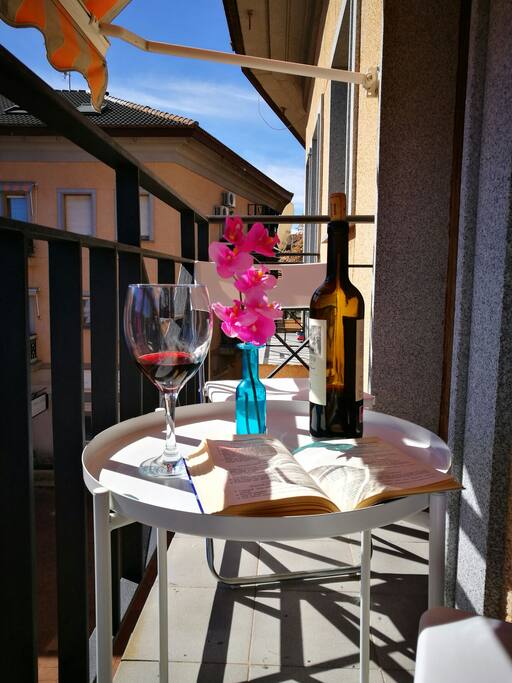 Disfrutar debun desayuno, una copa de vino, café... en este balcón, será un placer.