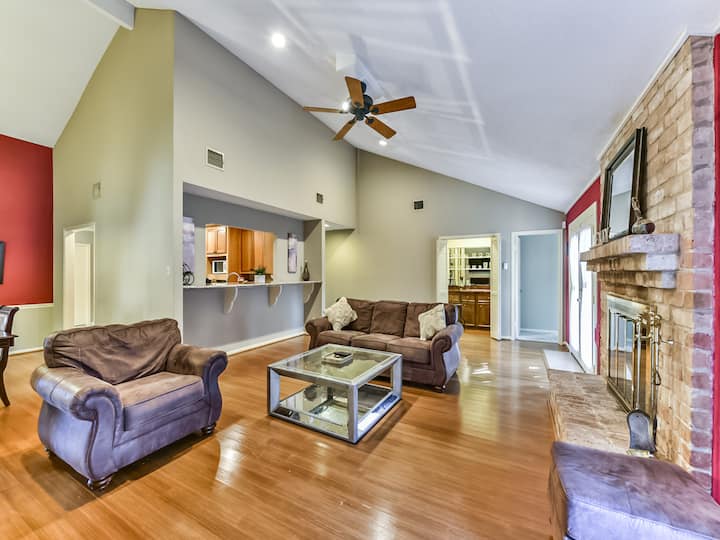 GORGEOUS 3 BEDROOM 2 BATH IN ENERGY CORRIDOR