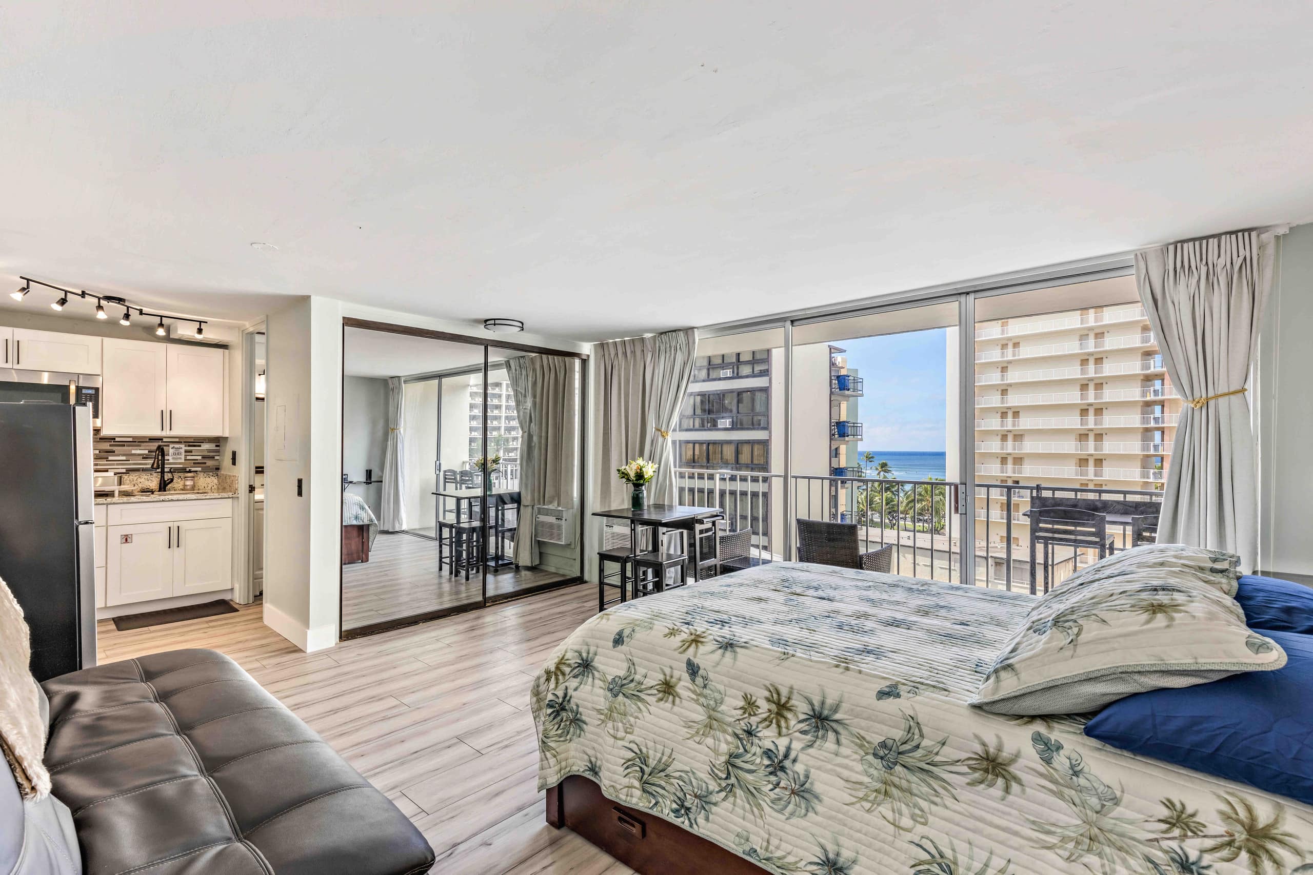 Condo in Honolulu · ★4.83 · Studio · 2 beds · 1 bath - Image 1