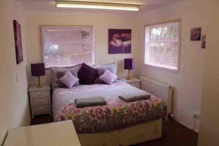 Spavaća soba 1 s bračnim krevetom (
širine 180 - 200 Ormar i stolić za previjanje