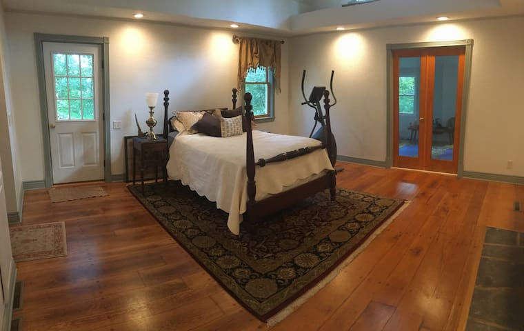 Lovely space, nature, 5 min to QU & 15 to Yale