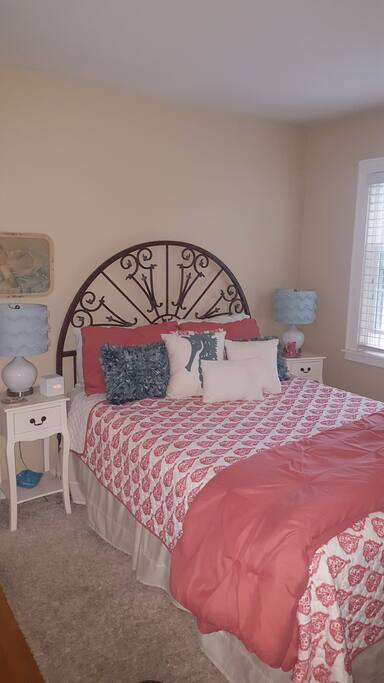 Guest room with queen bed
