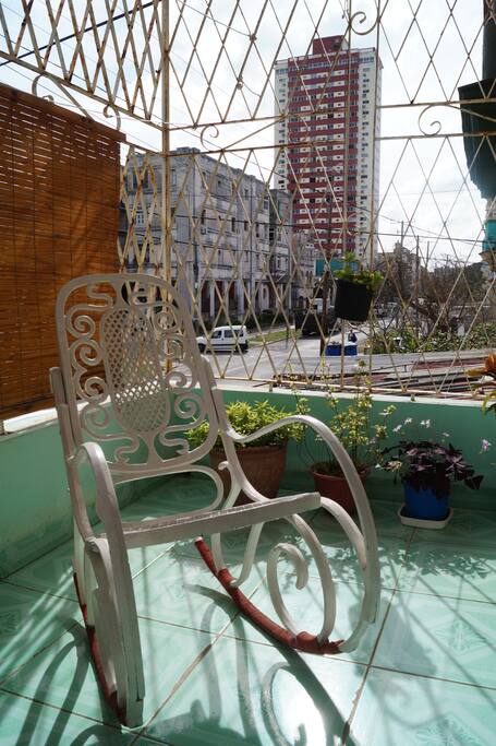 Balcón perfecto para tomar el sol y aire fresco de Cuba. Vista a todo el vecindario y casi se puede respirar el mar que se encuentra a tan solo 300 metros.