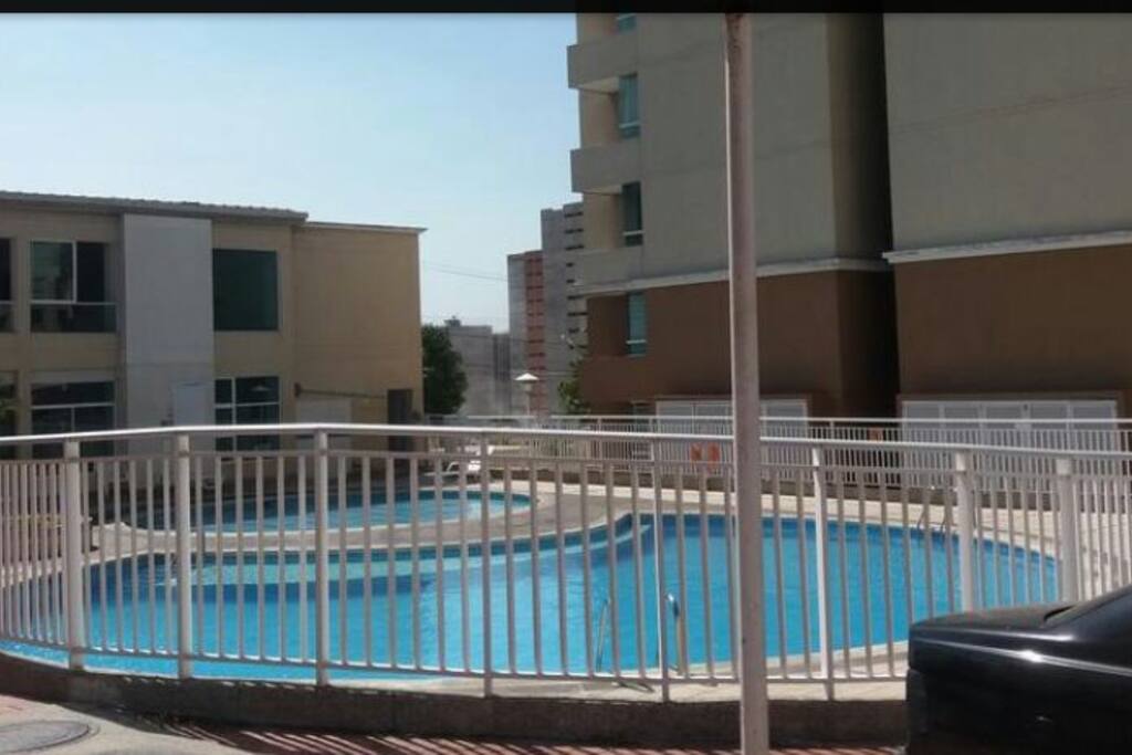 piscina para adultos y otra para niños ⛲