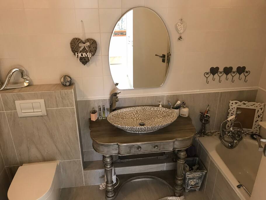 Main Bathroom En-suite