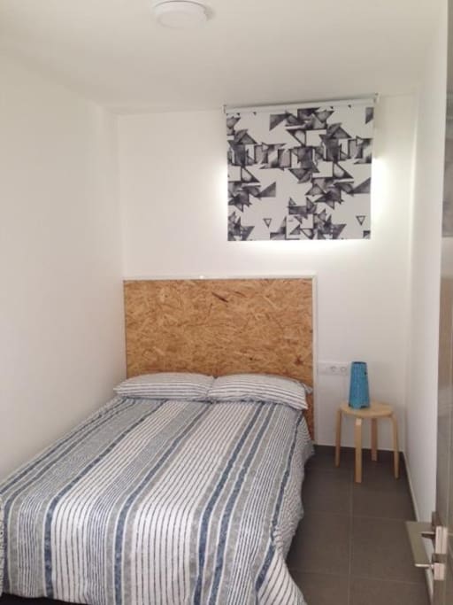 Habitación principal con cama de 1.35m y armario. Muy luminosa