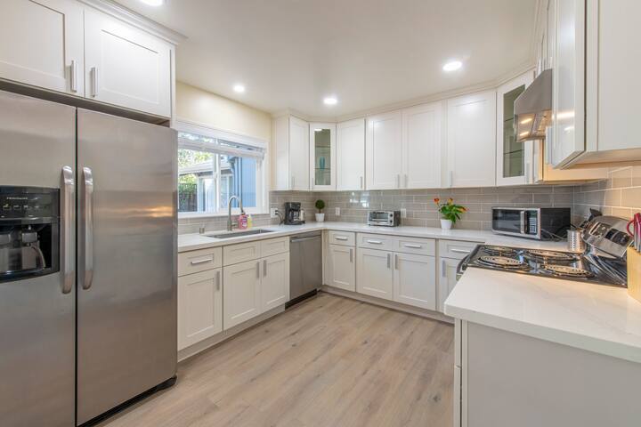 Modern 6B/3B-Sleeps 16 near Stanford FB Google gallery image 3