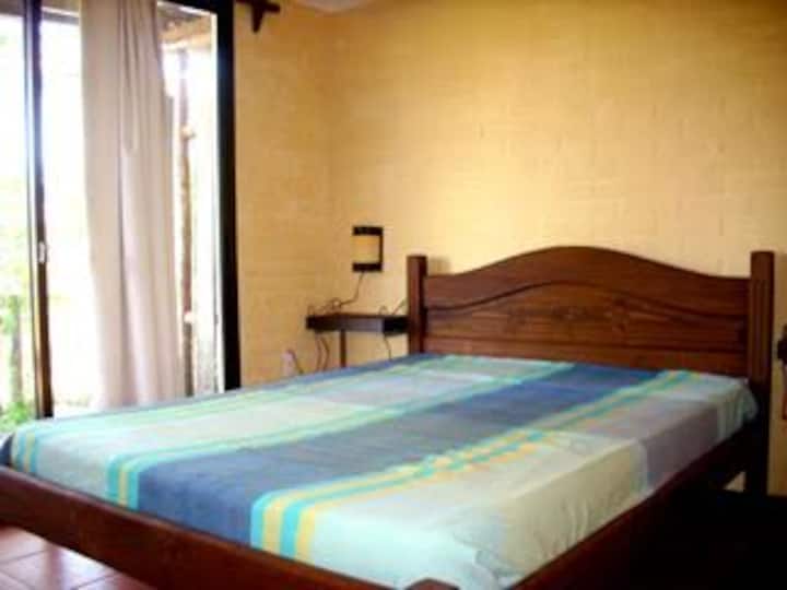 Dormitorio principal, cama matrimonial, placard y salida al fondo