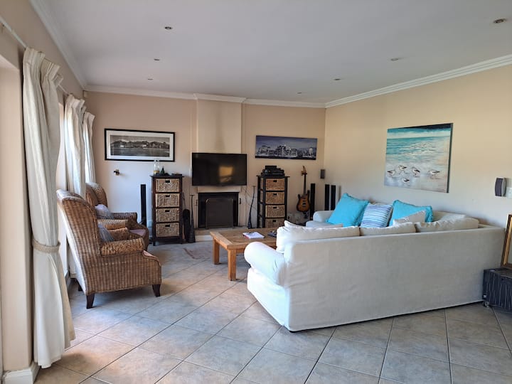 100 M's From The Beach With Views - Cape Town