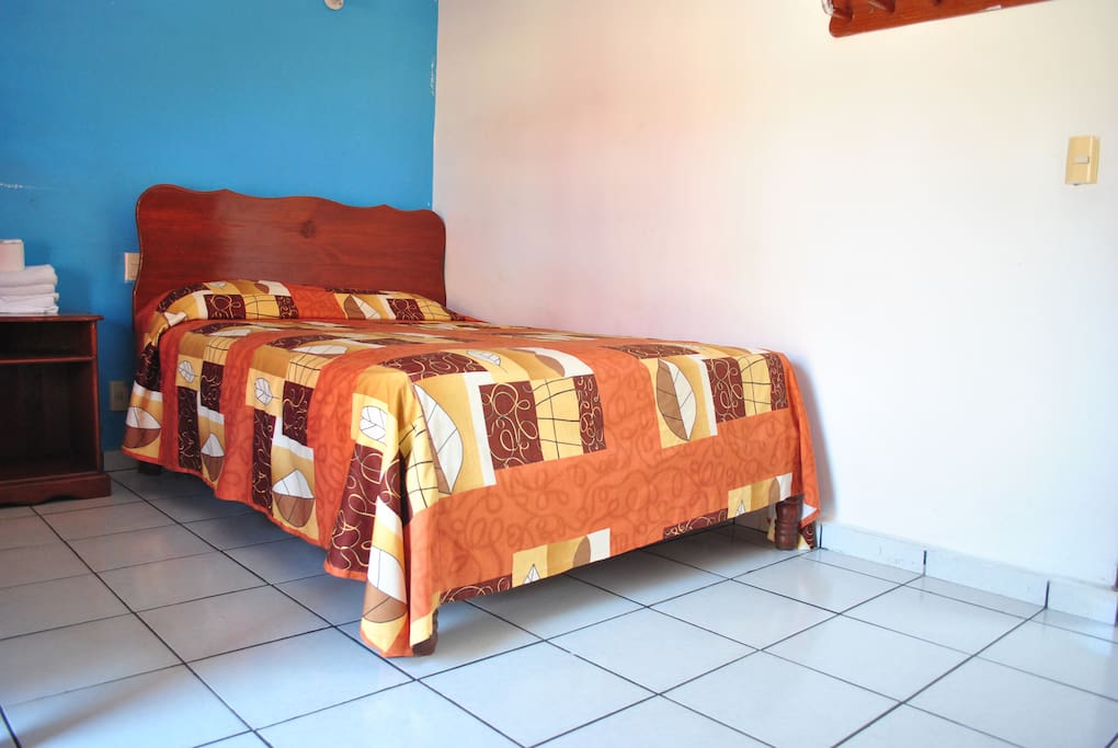 Habitación con cama matrimonial para dos personas. Balcón.