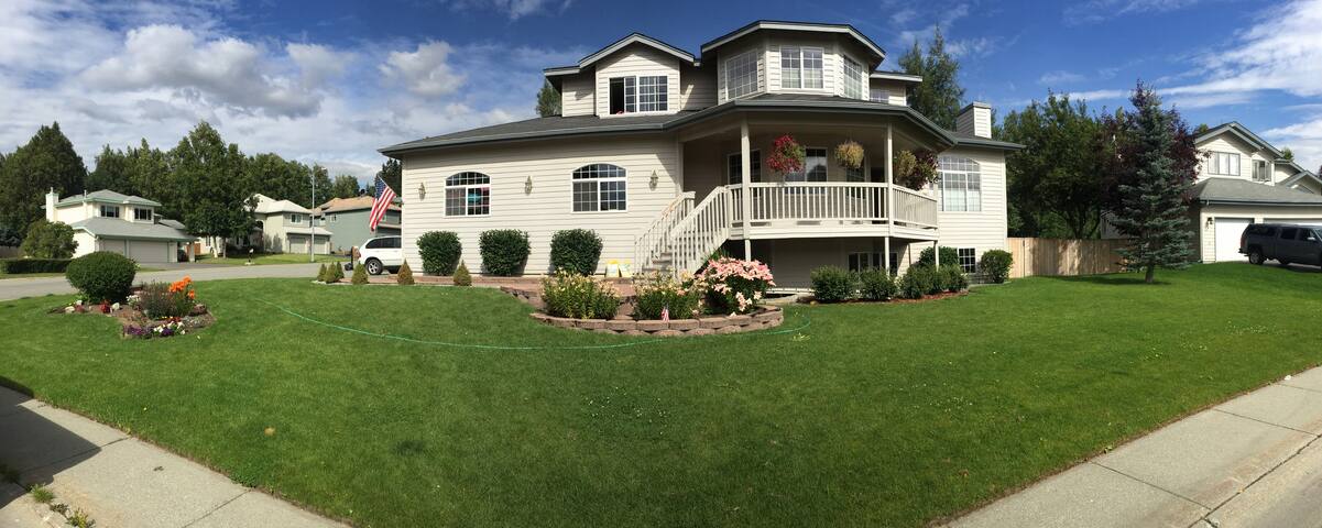 Private room, near airport. Rental car available