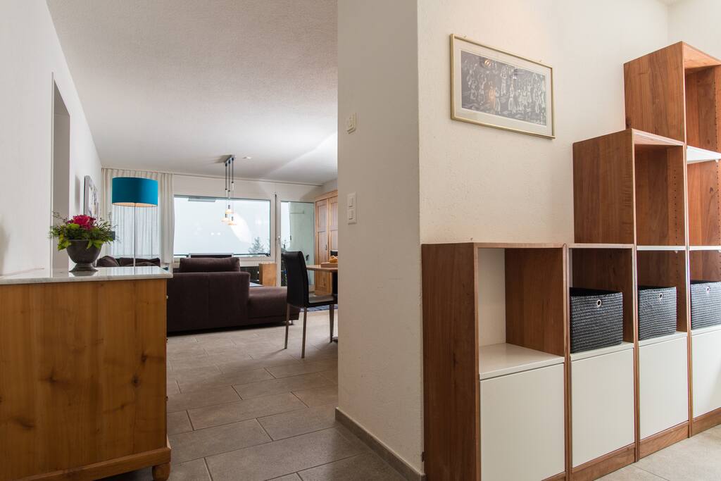Blick vom Gang zum Wohnzimmer