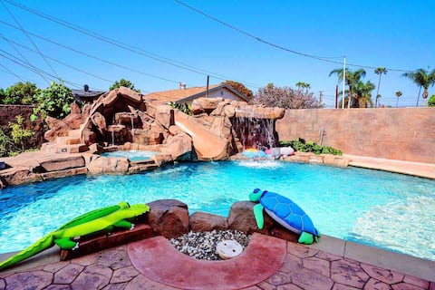 Luxury House w Mini Golf, Pool 5BE/5BA near Disney