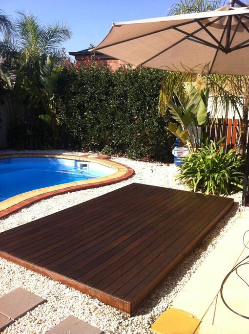 Sunbathing deck with a adjustable umbrella