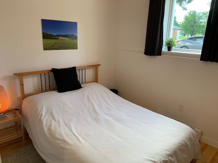 חדר עם מיטה זוגית