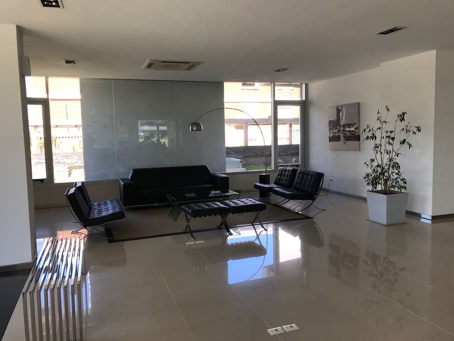 Amplio lobby