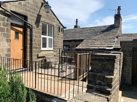 Top performing Airbnb: Artist Hideaway Main Street Haworth in Haworth And Stanbury