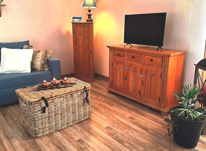 Television with stick for Netflix and other providers in which you can sign up with your account...
More pictures follow 
bathroom and toilet is spacious and has 2 entrances that everyone can use undisturbed.