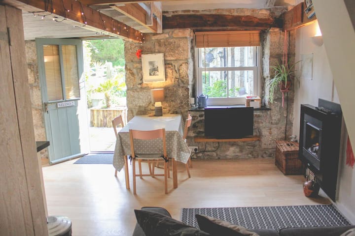 Cozy Quaint Cottage In St Ives With Parking Cottages For