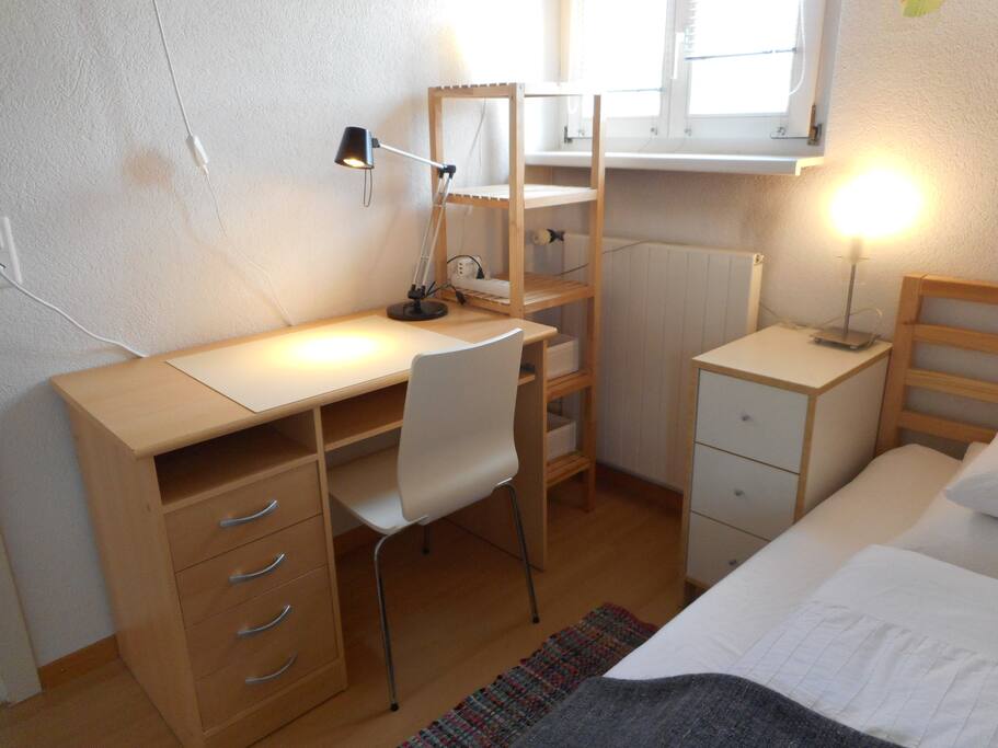 Schreibpult
Fernseh im Zimmer