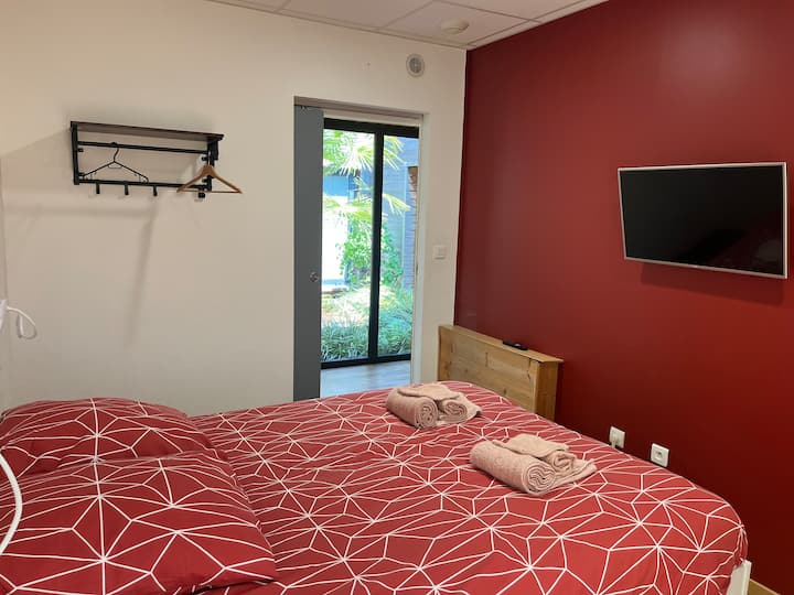 غرفة نوم 1 بسرير مزدوج 140 × 190 وسرير قابل للسحب 90 × 190
تلفزيون بمقاس 82 سم مع Netflix
حوض الأثاث/المرآة
نافذة أرجوحة الباب