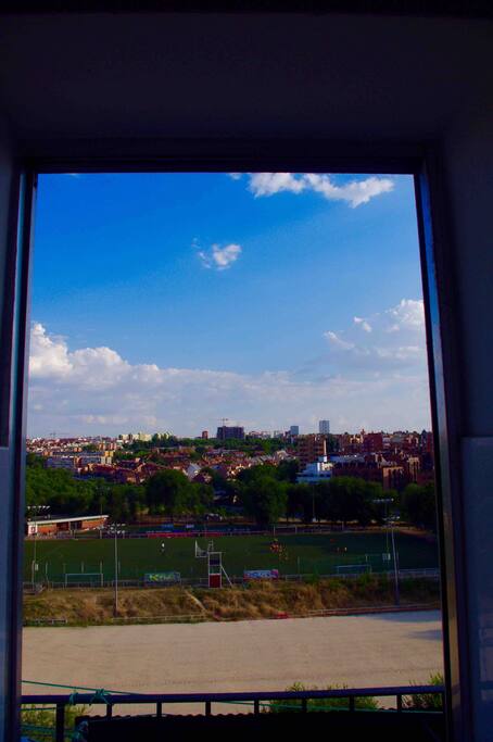 Our home is close to the football field, and if you can, you can open a bottle of beer and watch the game on the balcony.