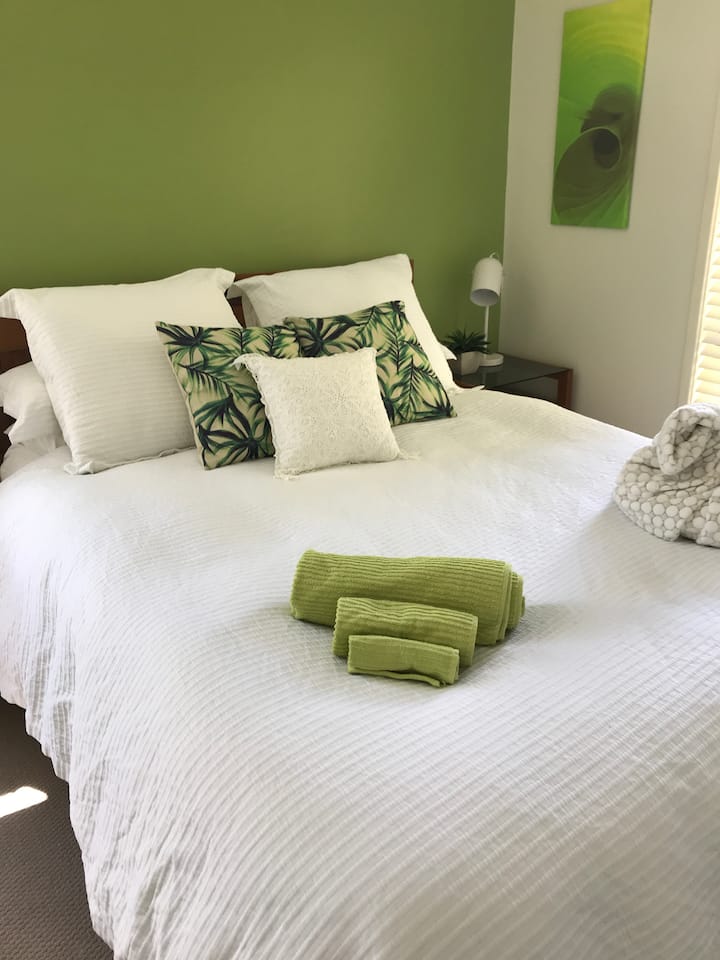 La chambre ensoleillée accueille le nouveau jour. En hiver, votre lit « queen size » attire les voyageurs avec une couette somptueuse et du linge de maison français.